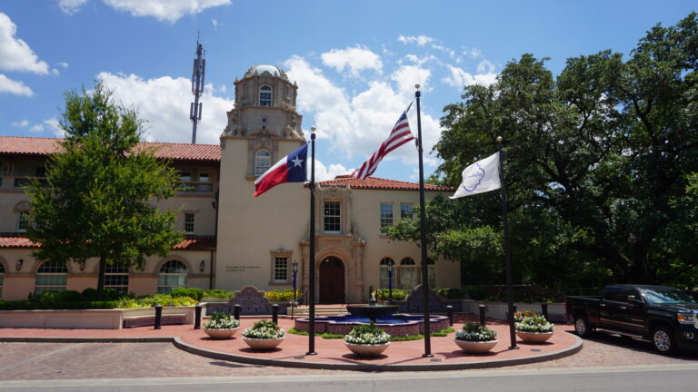 Highland Park: The Small Town Completely Surrounded by Dallas